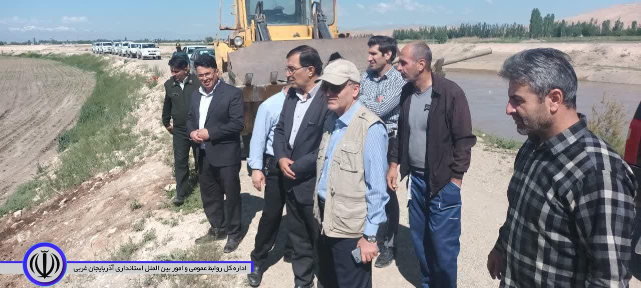 جمع آوری تجهیزات و لوله های آبرسانی غیرمجاز در پی رها سازی آب از کانال کانی سیب به دریاچه ارومیه