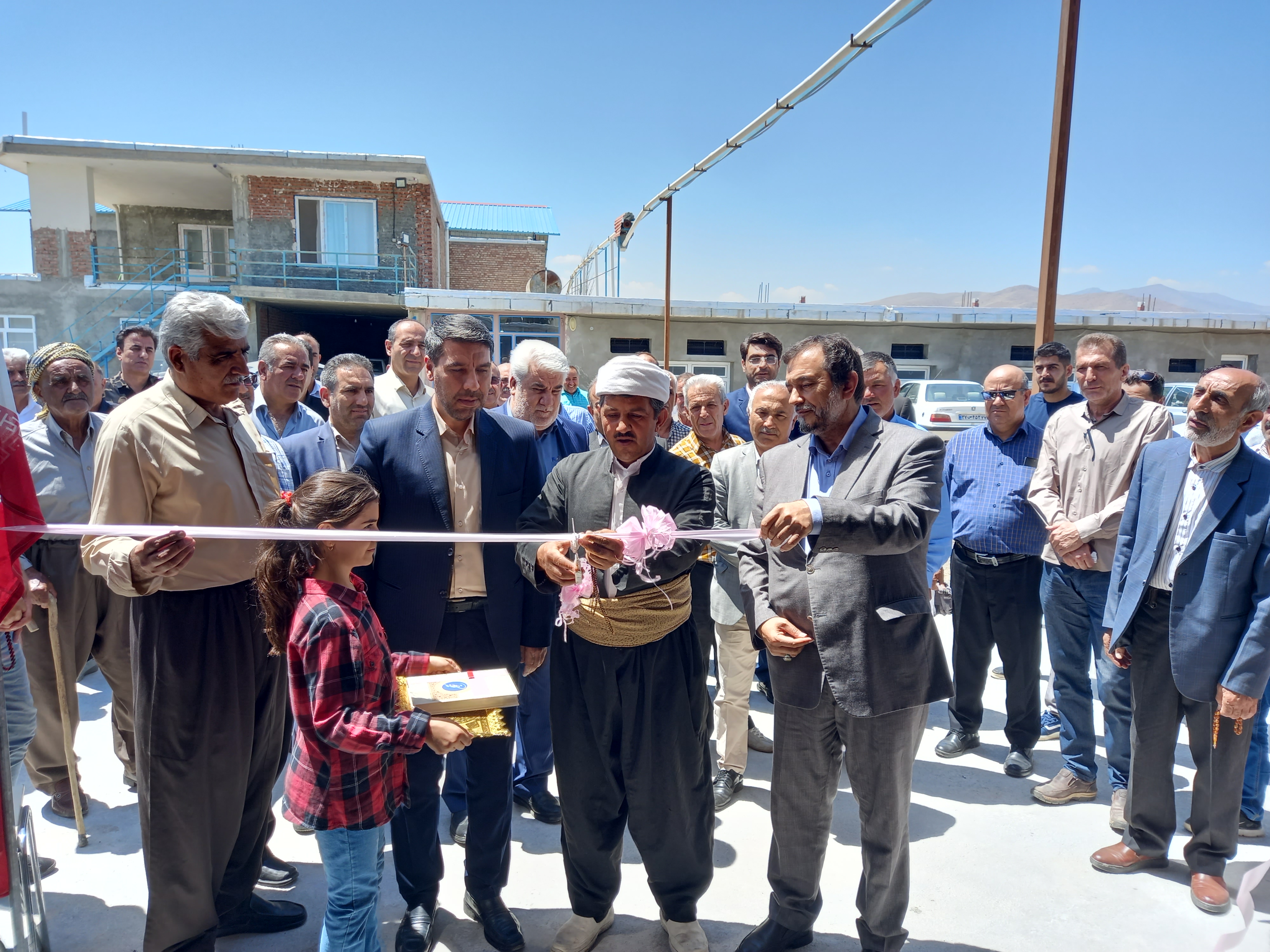 افتتاح مرغداری گوشتی با ظرفیت 30 هزار قطعه با حضور فرماندار شهرستان