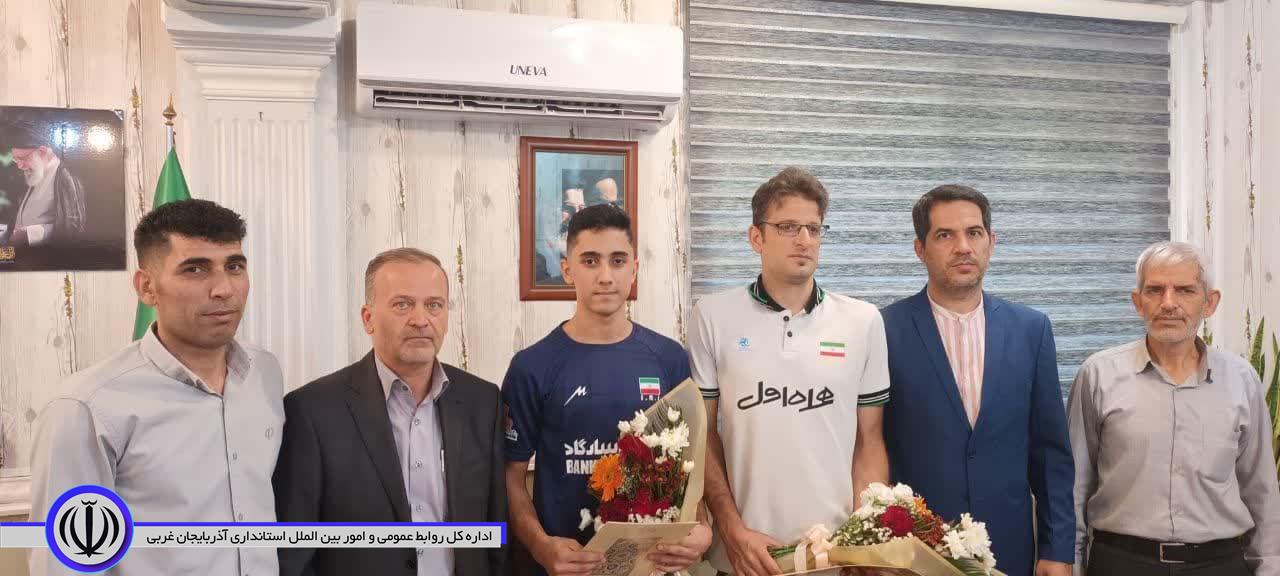 دیدار نوری رییس اداره ورزش و جوانان نقده بهمراه آیدین پوزش والیباست عضو تیم ملی والیبال زیر 16 سال ایران با جعفری سرپرست فرمانداری نقده