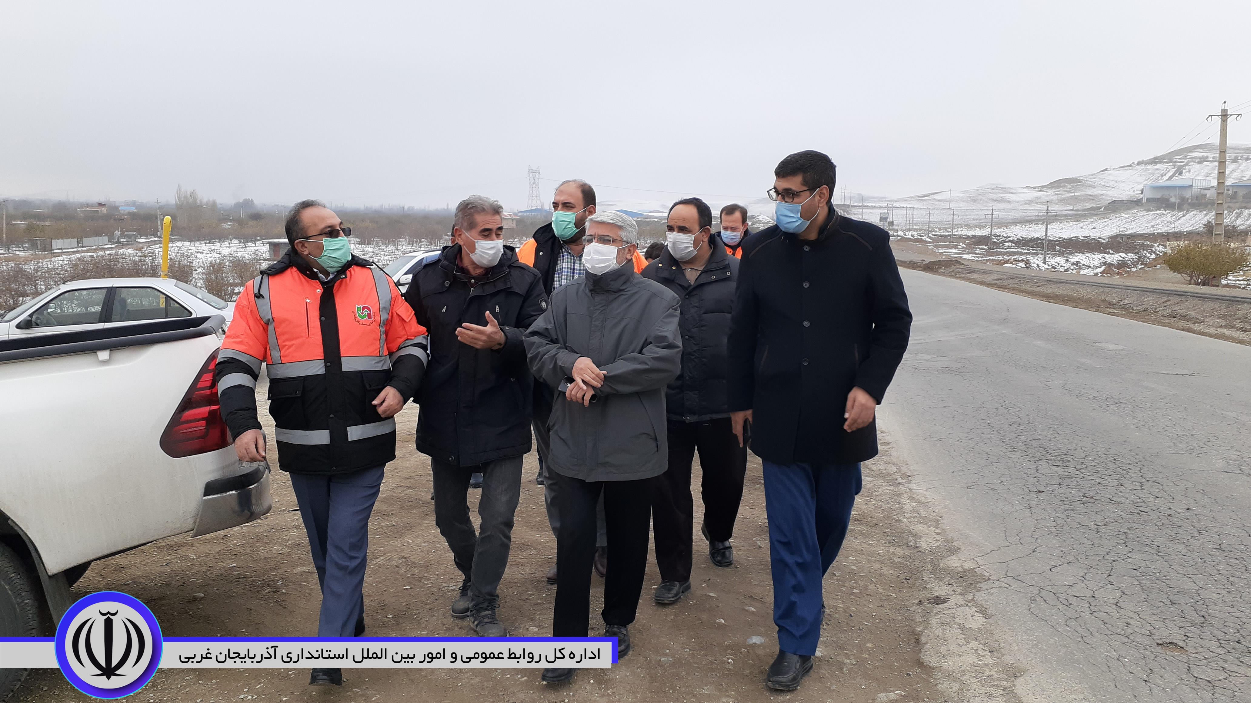 بازدید منوچهر شاکر فرماندار شهرستان نقده به همراه شکری مدیرکل راهداری و حمل و نقل جاده ای استان آذربایجان غربی از روند اجرایی پروژه تعریض و بهسازی محور نقده – حیدرآباد
