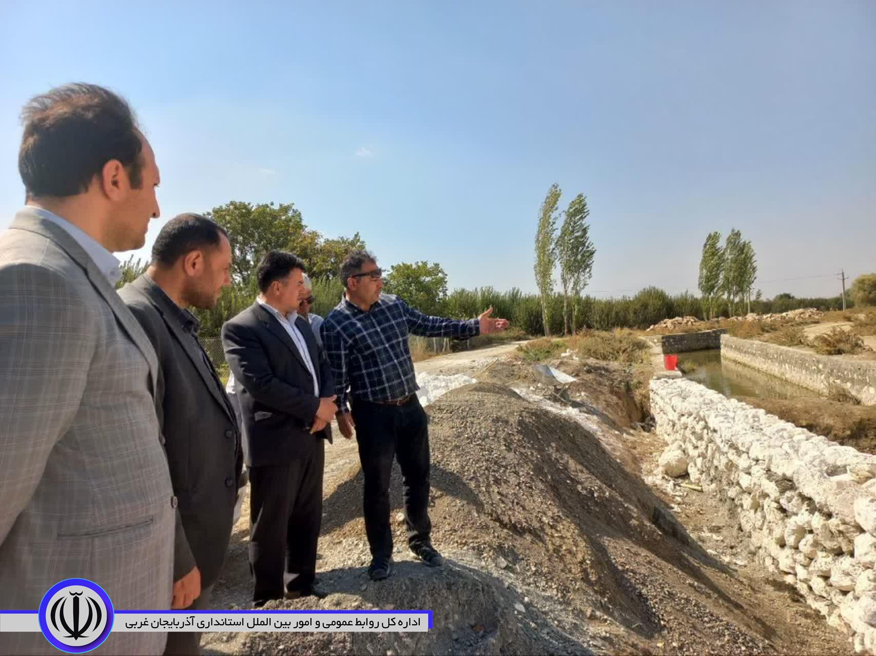 بازدید معاون عمرانی فرماندار نقده از روند اجرای دیوار سنگی مالون نهر عمومی خسرو آرخی