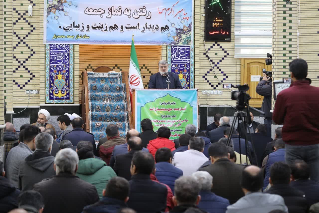 ایستگاه باری راه آهن نقده تا پایان سال راهاندازی میشود / دولت به دنبال توازن در توسعه مناطق است / در ارائه خدمات به مناطق روستایی از هیچ تلاشی دریغ نخواهیم کرد
