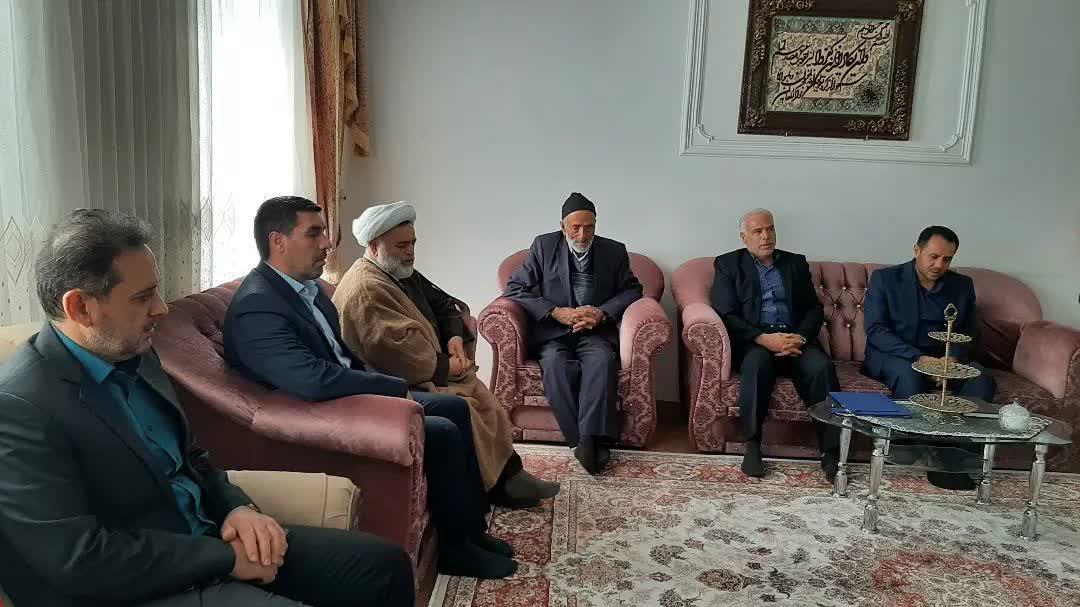 دیدار فرماندار نقده بهمراه مشاور امور ایثارگران استانداری با خانواده شهید رضا سلیمانی
