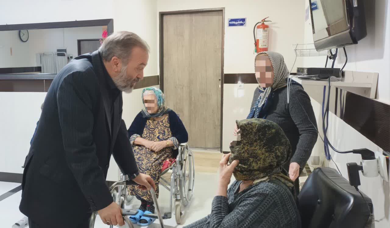 حضور فرماندار نقده در سرای سالمندان و تبریک شب یلدا به مادران ساکن این مرکز