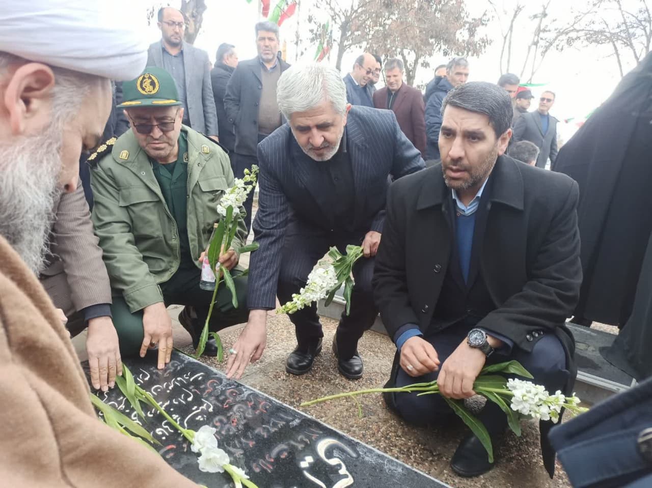 گزارش تصویری: آیین غبارروبی و عطر افشانی مزار مطهر شهدا با حضور محمد نوبخت فرماندار شهرستان