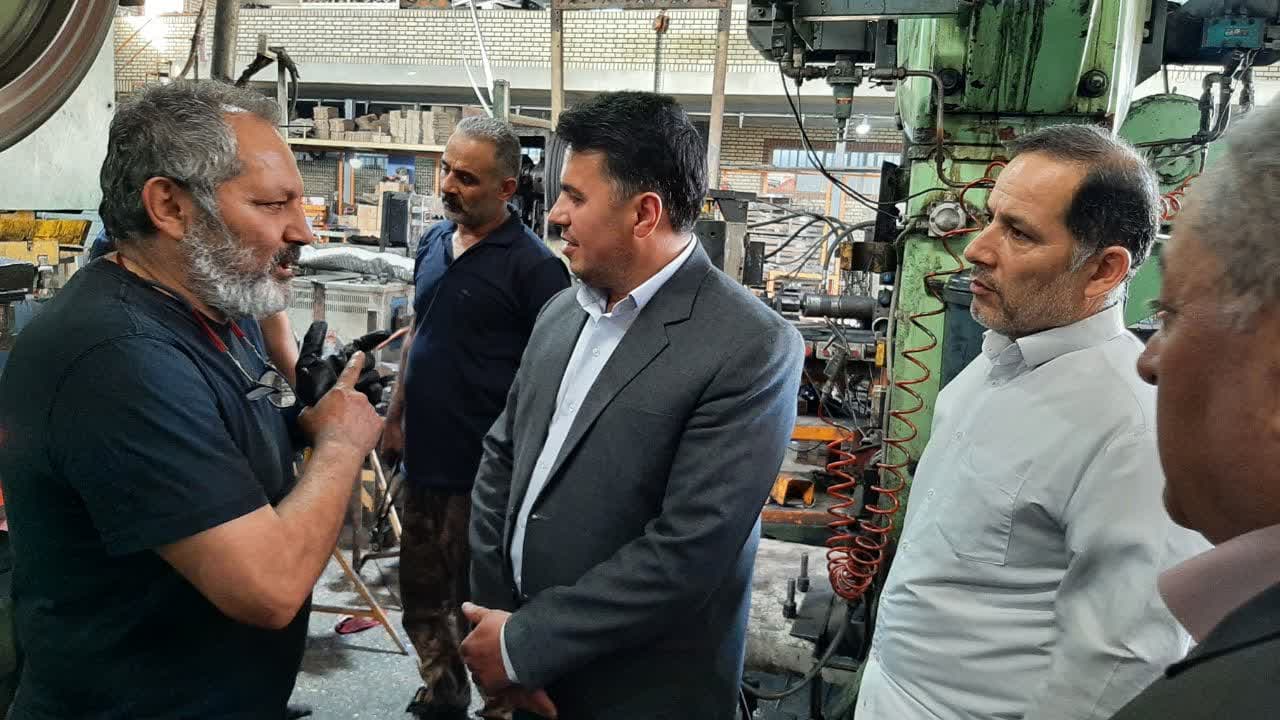 گزارش تصویری/ بازدید معاون برنامه ریزی و هماهنگی امور عمرانی فرمانداری از کارگاه تولید قطعات ماشین آلات کشاورزی