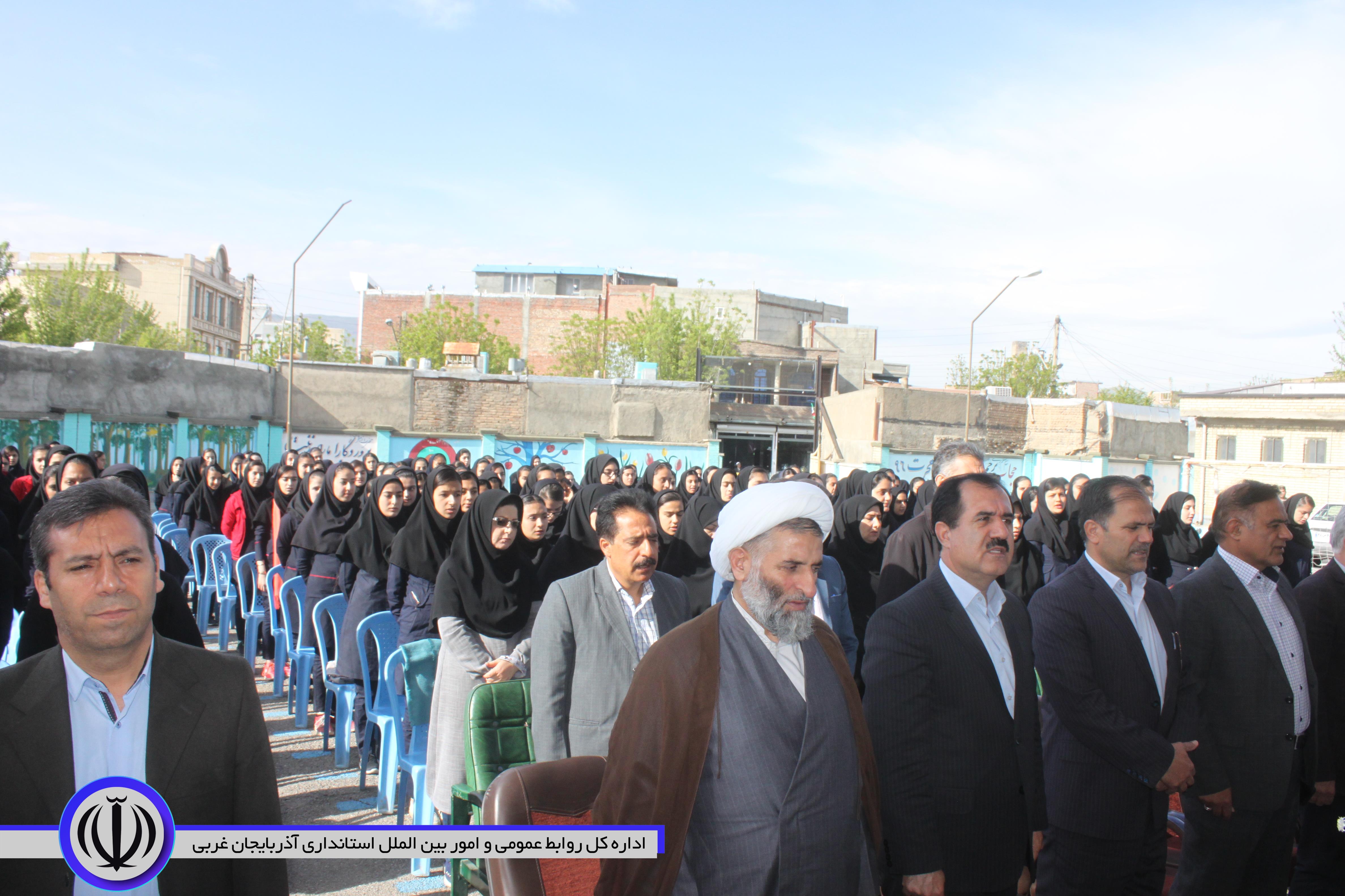 روز معلم روز همه کسانی است که دغدغه آموختن چگونه اندیشیدن و دغدغه توسعه همه جانبه کشور را دارند