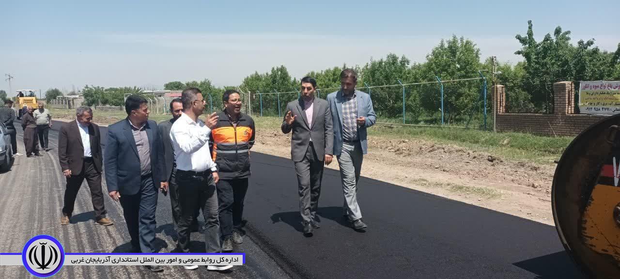 بازدید فرماندار نقده از عملیات اجرایی پروژه لکه گیری و روکش آسفالت راه روستایی نقده- کوزه گران - خلیفان