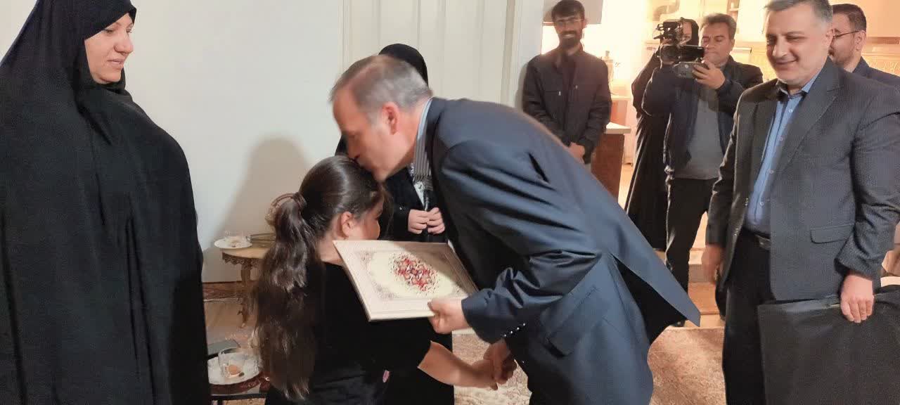 دیدار فرماندار شهرستان نقده با خانواده شهید رضا جلالی و تجلیل از دختران این شهید بزرگوار