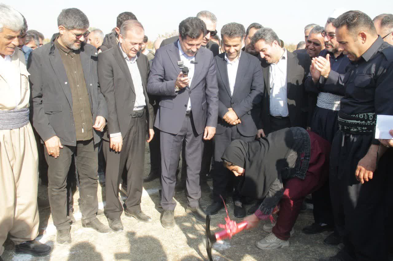 کلنگزنی 267 قطعه طرح نهضت ملی مسکن روستایی در نقده با حضور معاون رئیسجمهور