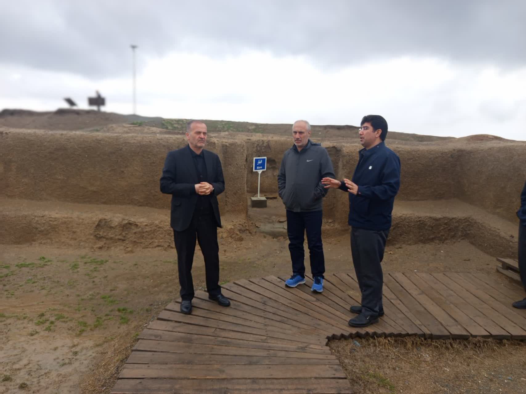 شهرستان نقده گنجینه ای از ظرفیت هاست و با توجه به این ظرفیت ها نقده می تواند رشد و پیشرفت خوبی داشته باشد.