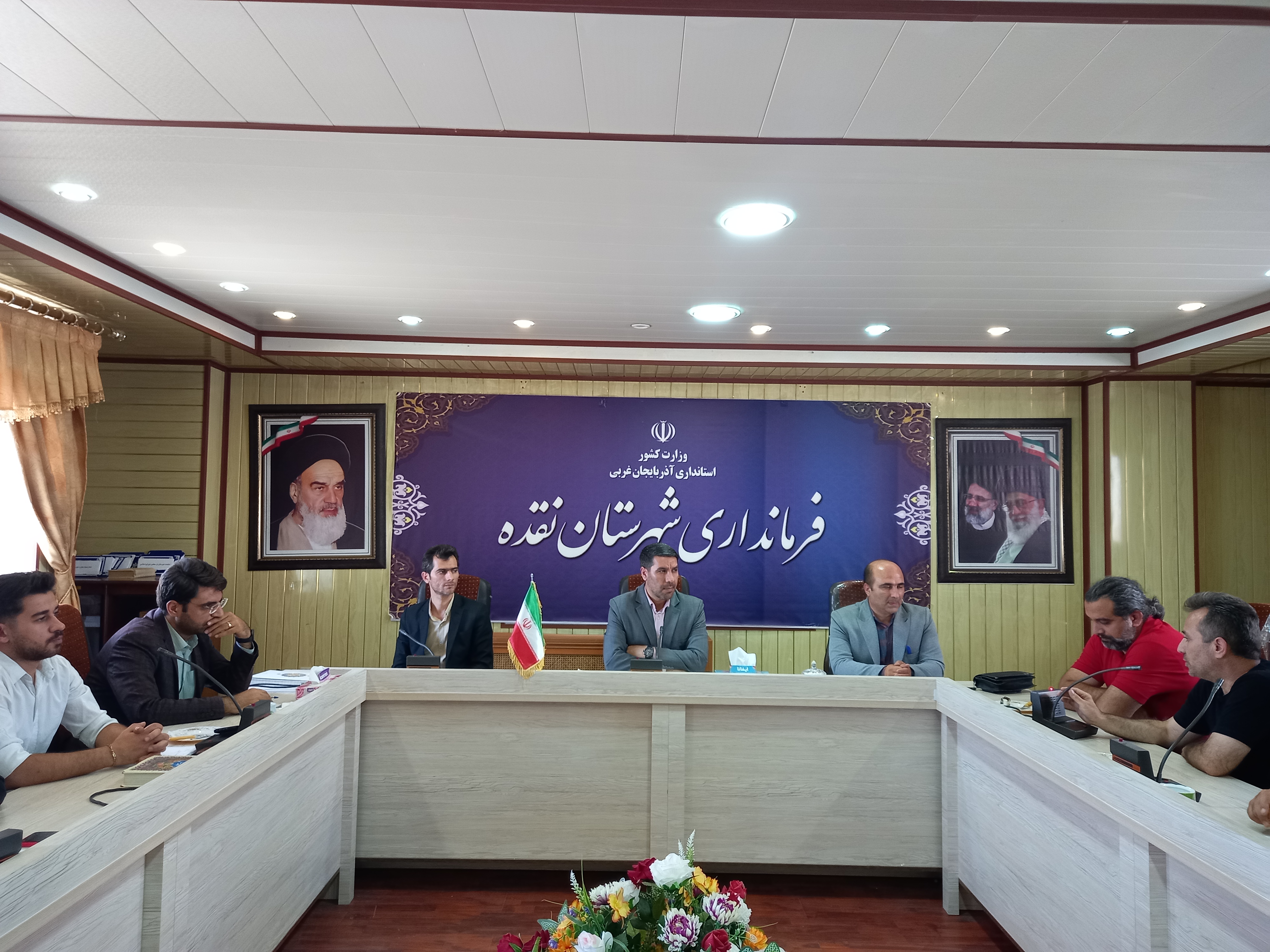 فرماندار شهرستان نقده از هنرمندان انجمن هنرهای نمایشی، گروه نمایش "با فرشته مرده چه باید کرد؟" تجلیل نمود