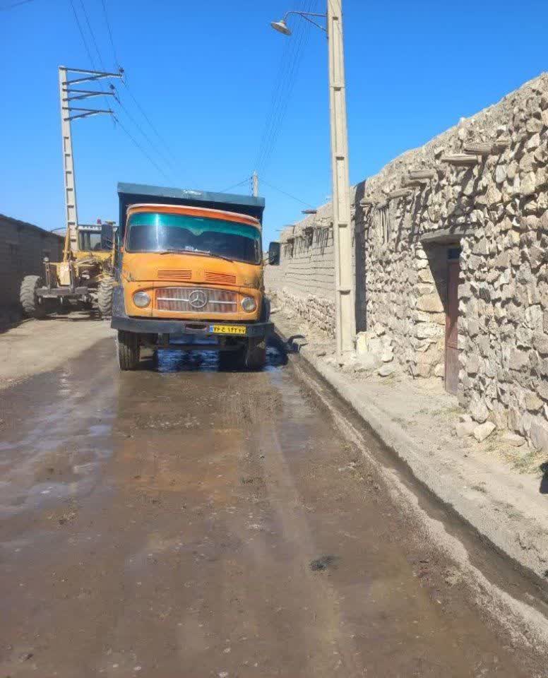 آغاز عملیات زیرسازی معابر روستای دشتقوره با حضور معاون عمرانی فرماندار نقده