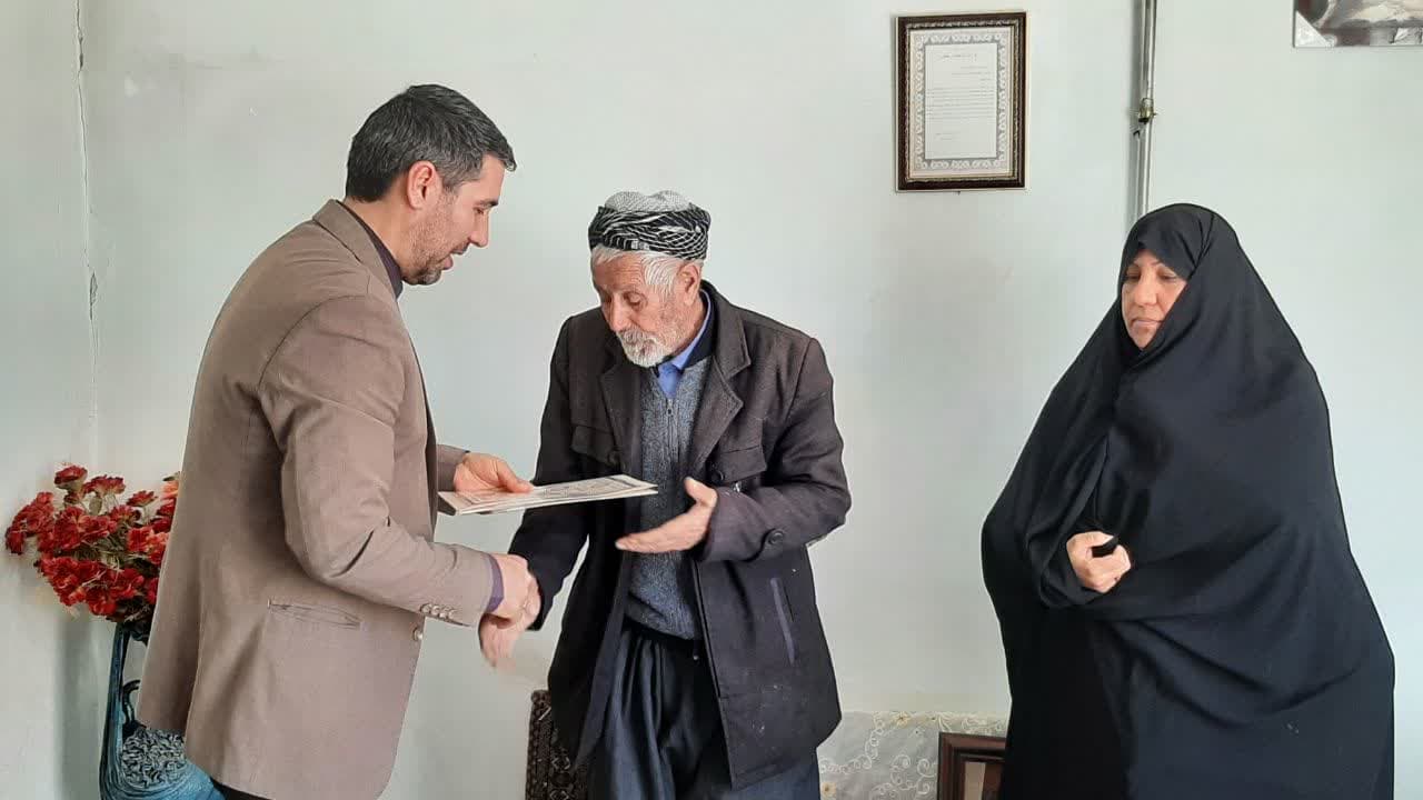 دیدار فرماندار شهرستان نقده با خانواده های معظم شهید علی رضا قلی زاده و شهید زیاد زاهد