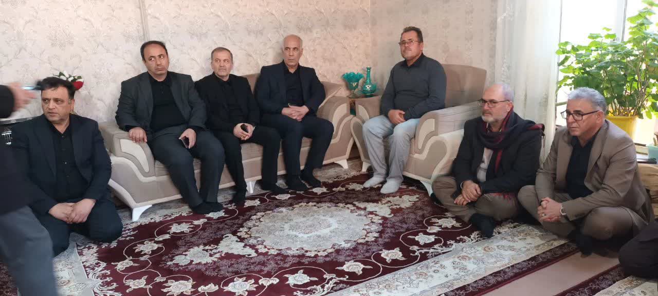 دیدار فرماندار شهرستان نقده بهمراه مسوولین استانی با جمعی از خانواده های شهدای حمله اخیر امریکای جنایتکار و رژیم صهیونیستی به نقاطی در نقده + تصاویر