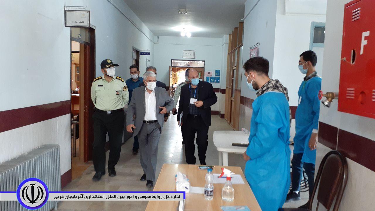 بازدید منوچهر شاکر فرماندار شهرستان از حوزه های برگزاری آزمون سراسری در حوزه شهرستان