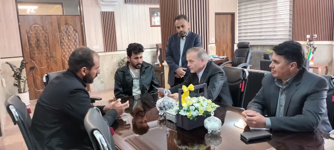 ملاقات مردمی و دیدار چهره به چهره امیرعباس جعفری فرماندار شهرستان نقده با مردم شریف شهرستان در راستای رسیدگی به مشکلات مردمی + تصاویر