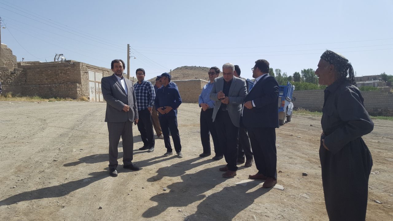 بازدید معاون فرماندار نقده از روند آسفالت محور روستای وزنه