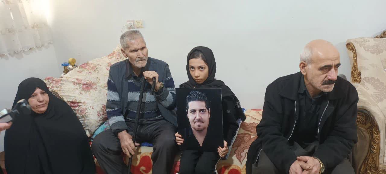 دیدار فرماندار شهرستان نقده بهمراه مسوولین استانی با جمعی از خانواده های شهدای حمله اخیر امریکای جنایتکار و رژیم صهیونیستی به نقاطی در نقده + تصاویر