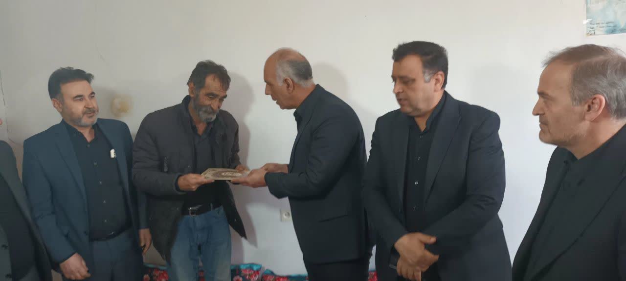 دیدار فرماندار شهرستان نقده بهمراه مسوولین استانی با جمعی از خانواده های شهدای حمله اخیر امریکای جنایتکار و رژیم صهیونیستی به نقاطی در نقده + تصاویر