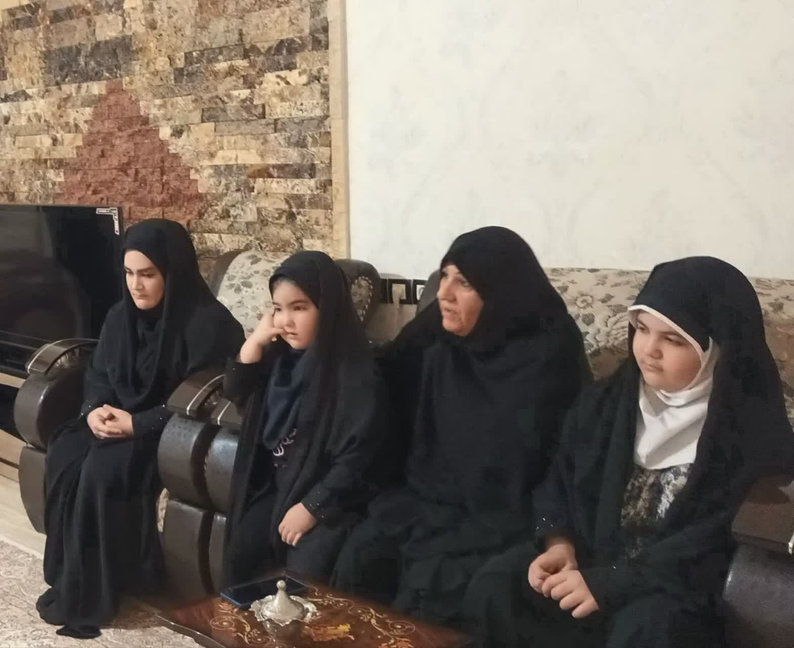 دیدار فرماندار شهرستان نقده با خانواده شهید رضا جلالی و تجلیل از دختران این شهید بزرگوار