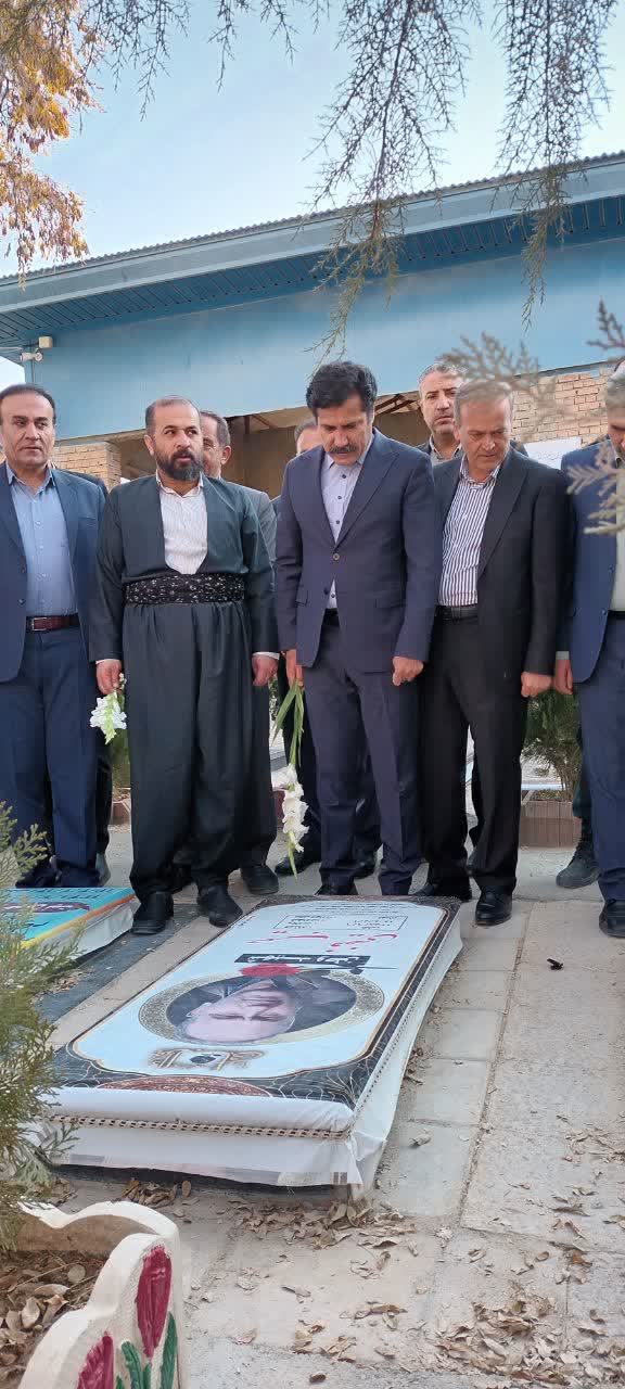 حضور معاون رئیسجمهور در امور توسعه روستایی و مناطق محروم کشور در مزار شهدا و تجدید میثاق با آرمانهای شهدا در بدو ورود به شهرستان نقده