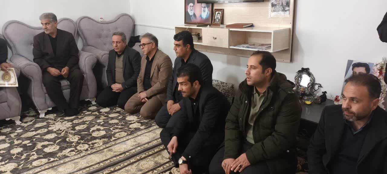 دیدار فرماندار شهرستان نقده بهمراه مسوولین استانی با جمعی از خانواده های شهدای حمله اخیر امریکای جنایتکار و رژیم صهیونیستی به نقاطی در نقده + تصاویر