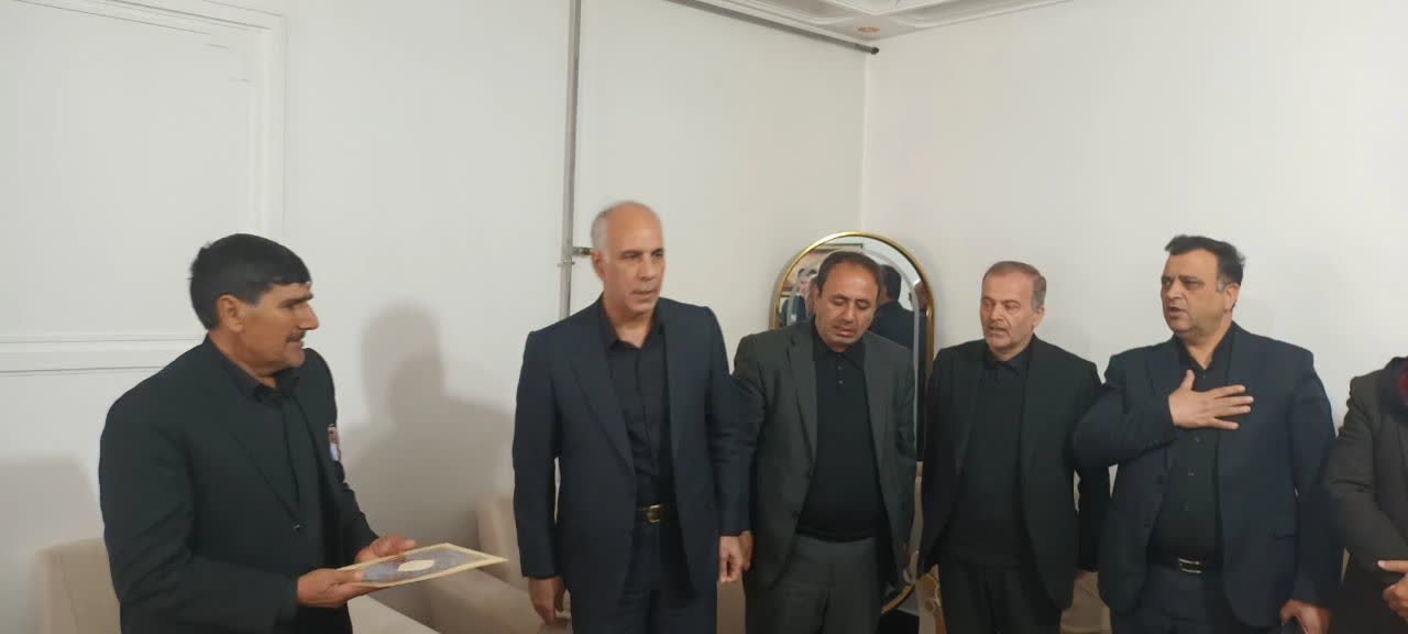 دیدار فرماندار شهرستان نقده بهمراه مسوولین استانی با جمعی از خانواده های شهدای حمله اخیر امریکای جنایتکار و رژیم صهیونیستی به نقاطی در نقده + تصاویر