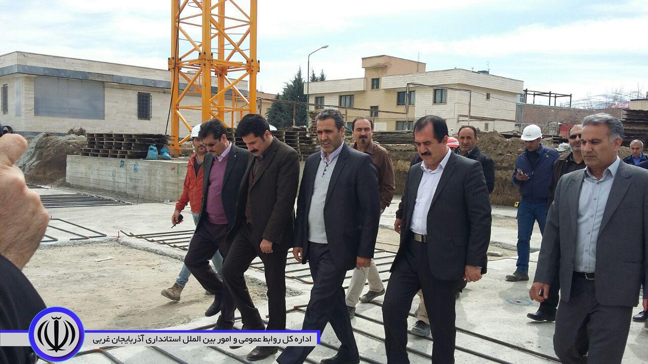 فرماندار نقده بهمراه مسئولینی از وزارت کشور از پروژه توسعه بیمارستان امام خمینی(ره) و مراکز بهداشتی که نیاز به نوسازی در این شهرستان دارند، بازدید کرد
