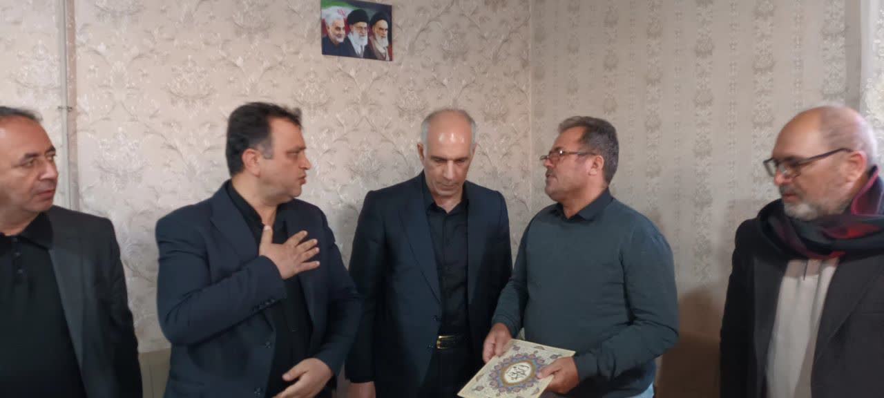 دیدار فرماندار شهرستان نقده بهمراه مسوولین استانی با جمعی از خانواده های شهدای حمله اخیر امریکای جنایتکار و رژیم صهیونیستی به نقاطی در نقده + تصاویر