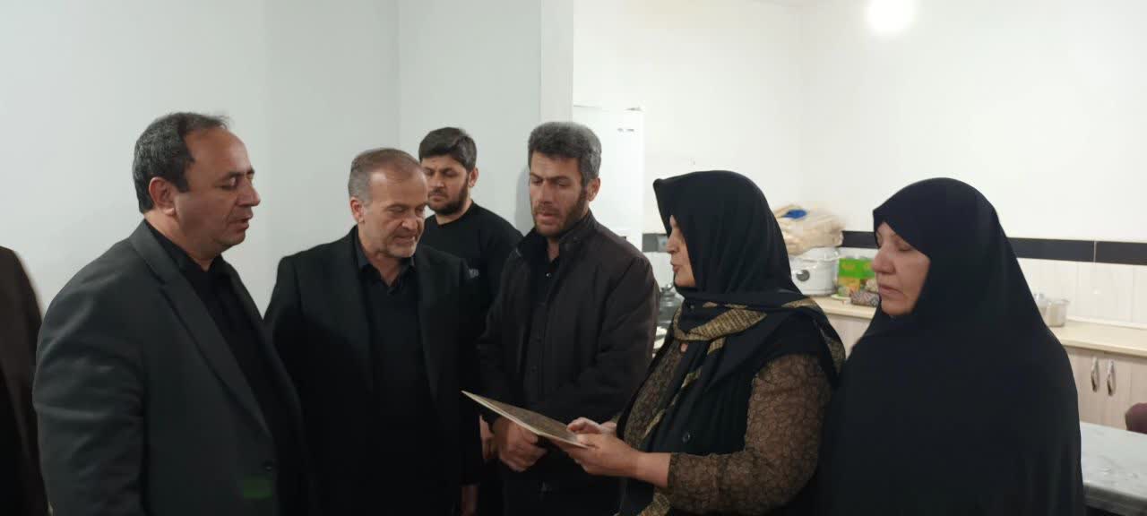 دیدار فرماندار شهرستان نقده بهمراه مسوولین استانی با جمعی از خانواده های شهدای حمله اخیر امریکای جنایتکار و رژیم صهیونیستی به نقاطی در نقده + تصاویر