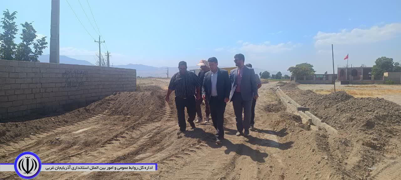 بازدید معاون فرماندار نقده از عملیات زیرسازی و بهسازی معابر روستای نظامآباد