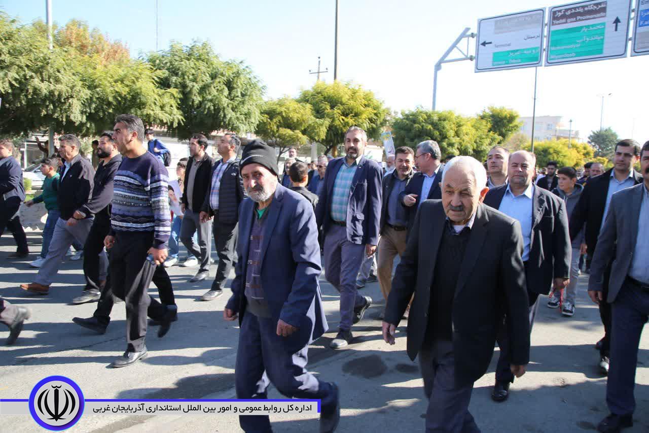 راهپیمایی باشکوه یومالله 13آبان در شهرستان نقده برگزار شد