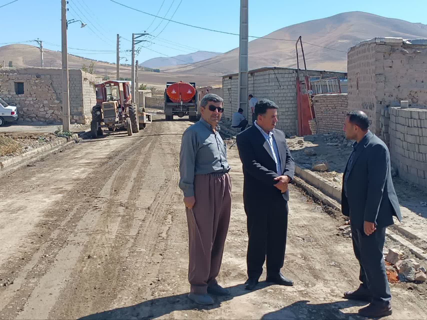 آغاز عملیات زیرسازی معابر روستای دشتقوره با حضور معاون عمرانی فرماندار نقده