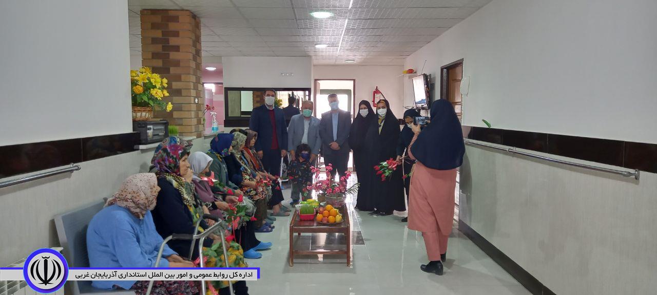 حضور محمد نوبخت فرماندار شهرستان در سرای سالمندان و دیدار با مادران و پرسنل این سرا