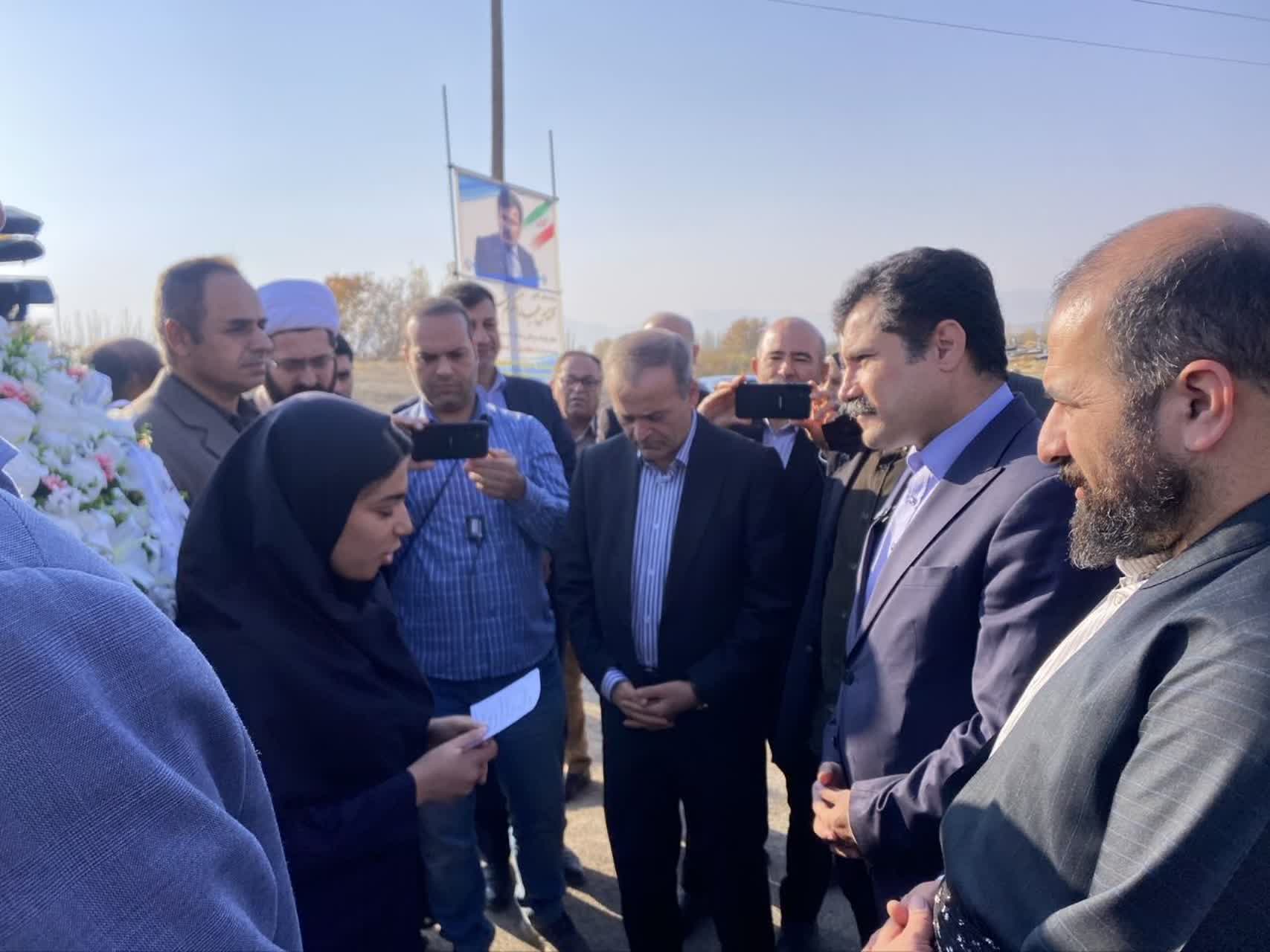 استقبال از معاون رئیسجمهور در امور توسعه روستایی و مناطق محروم کشور در بدو ورود به روستای حسنلو