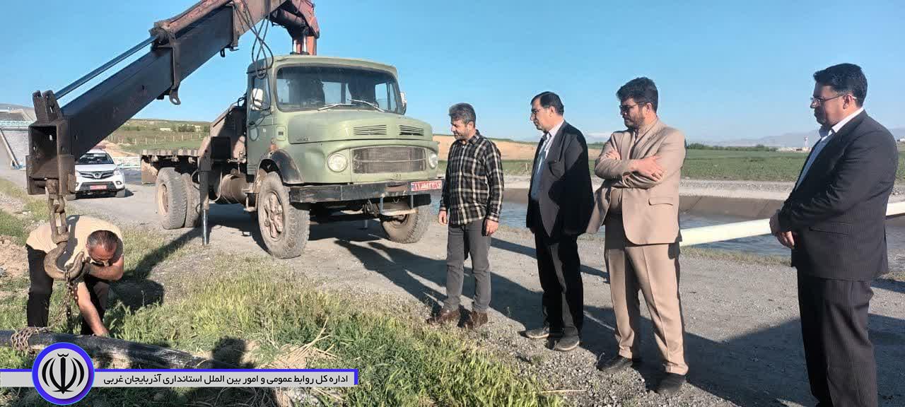 جمع آوری تجهیزات و لوله های آبرسانی غیرمجاز در پی رها سازی آب از کانال کانی سیب به دریاچه ارومیه