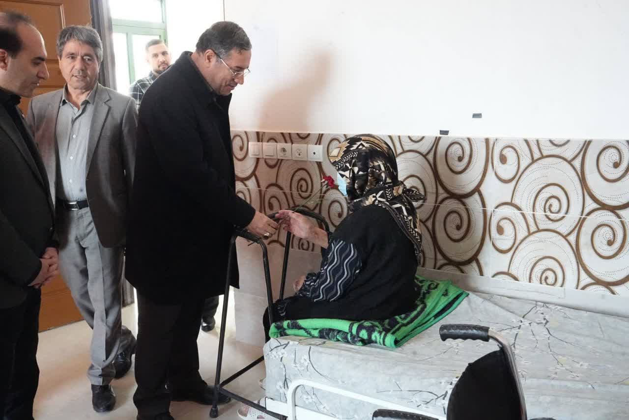 دیدار استاندار آذربایجان‌غربی و فرماندار نقده با مادران سالمند در این شهرستان + تصاویر