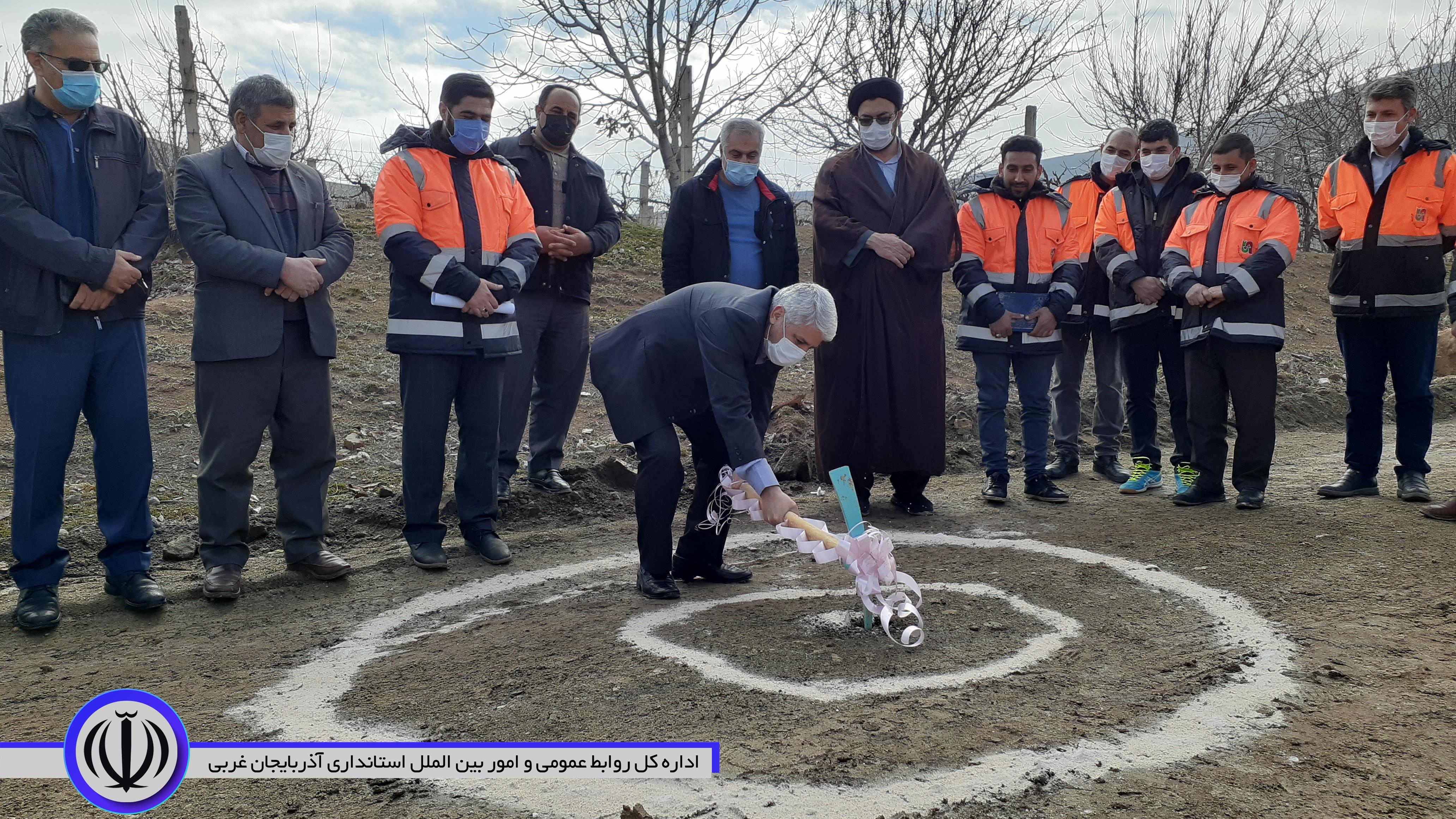 کلنگ زنی بهسازی و آسفالت محور نقده- پیرانشهر با حضور منوچهر شاکر فرماندار شهرستان