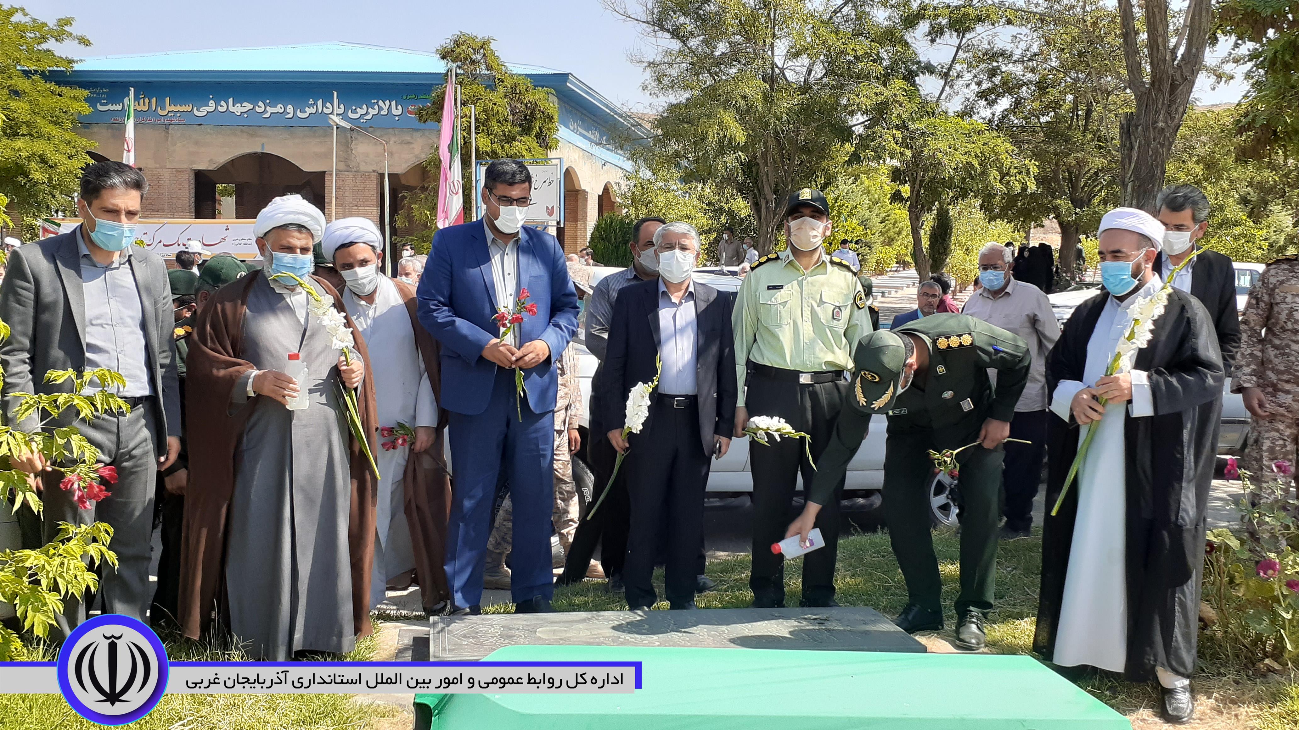 غبارروبی و عطر افشانی مزار مطهر شهداء با حضور منوچهر شاکر فرماندار شهرستان