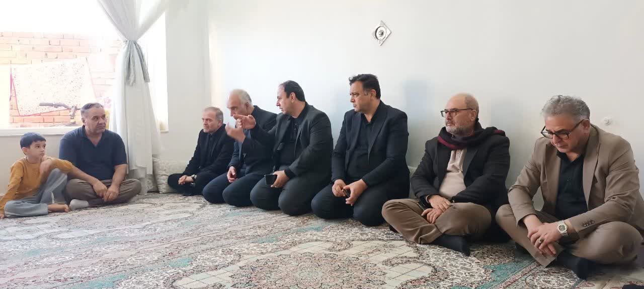 دیدار فرماندار شهرستان نقده بهمراه مسوولین استانی با جمعی از خانواده های شهدای حمله اخیر امریکای جنایتکار و رژیم صهیونیستی به نقاطی در نقده + تصاویر
