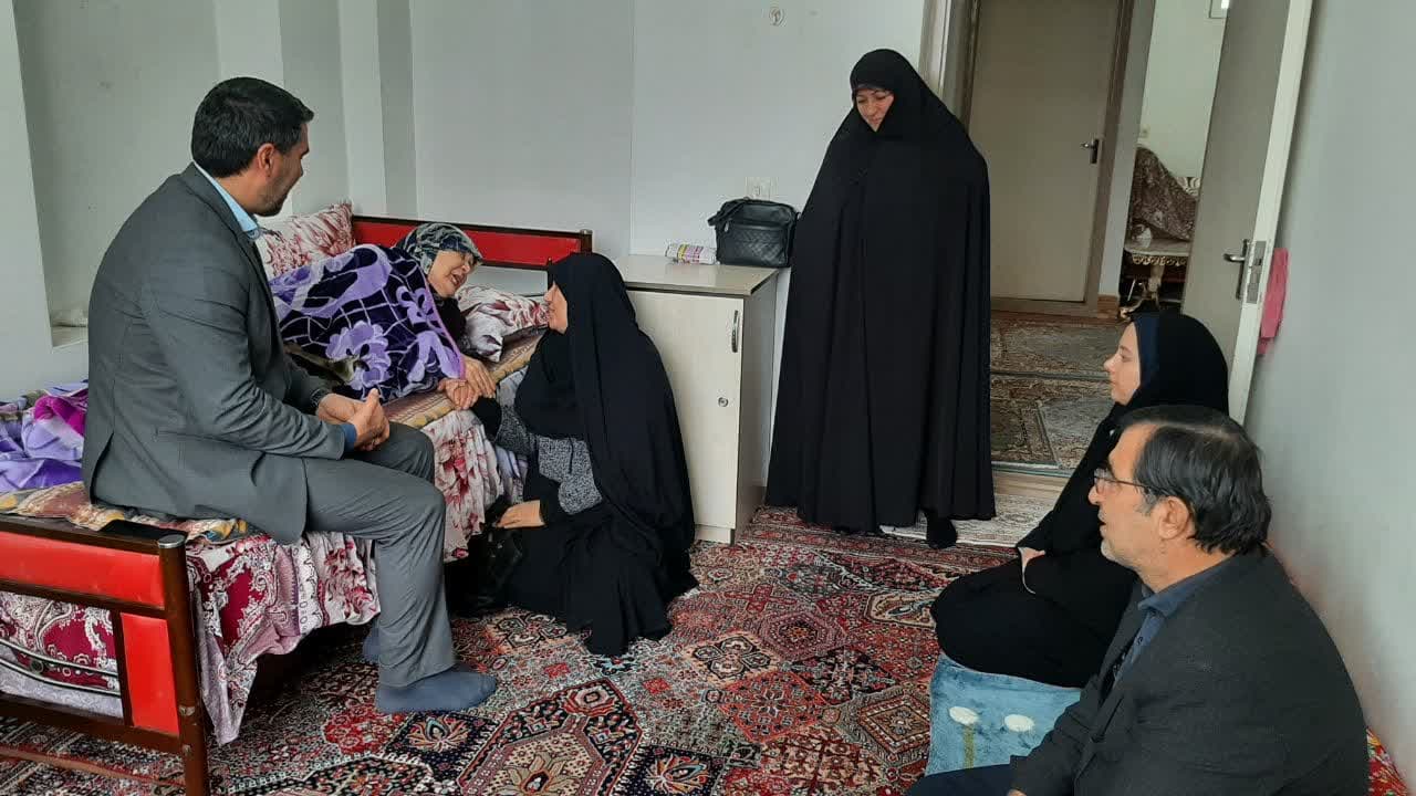 فرماندار شهرستان نقده با مادران گرانقدر شهیدان حمزه مداحی و غلامرضا تقی زاده دیدار کرد