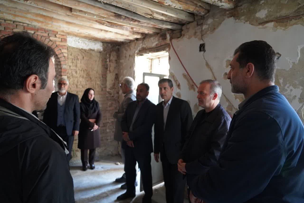 بازدید فرماندار نقده و مدیرکل میراث فرهنگی استان از اولین خانه صنایع‌دستی در حال احداث بخش خصوصی در شهرستان نقده + تصاویر