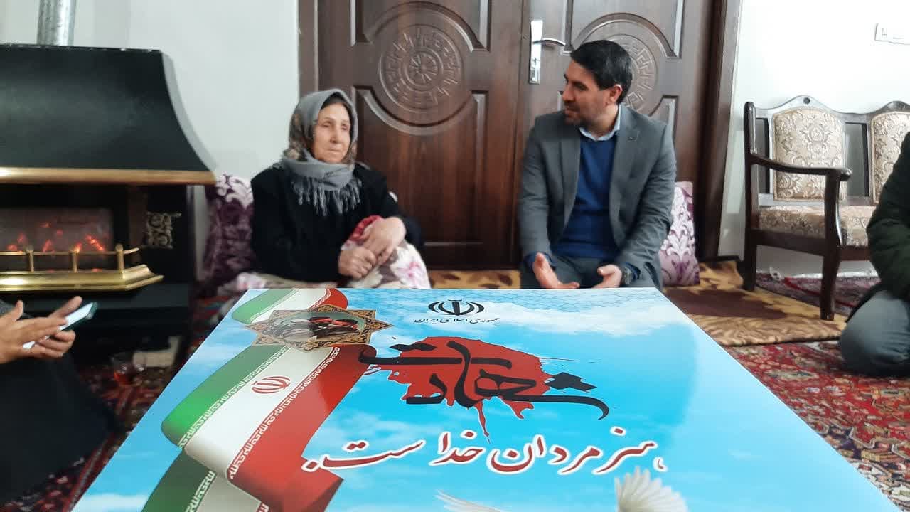 فرماندار شهرستان نقده با مادران گرانقدر شهیدان حمزه مداحی و غلامرضا تقی زاده دیدار کرد
