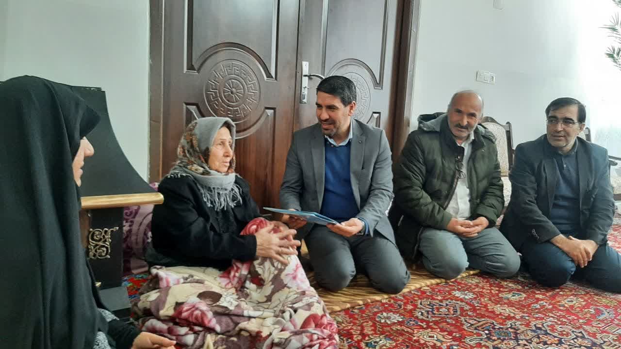 فرماندار شهرستان نقده با مادران گرانقدر شهیدان حمزه مداحی و غلامرضا تقی زاده دیدار کرد