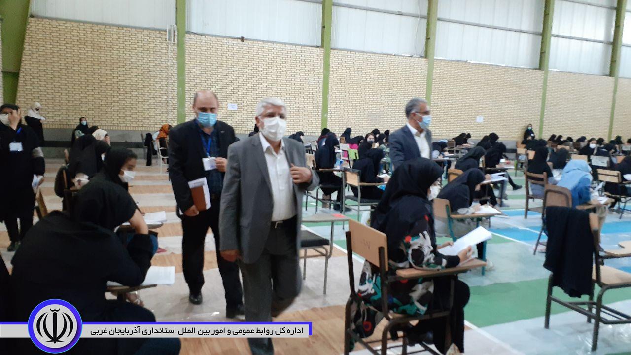 بازدید منوچهر شاکر فرماندار شهرستان از حوزه های برگزاری آزمون سراسری در حوزه شهرستان