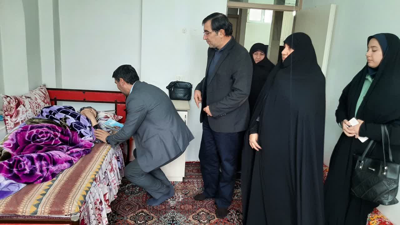 فرماندار شهرستان نقده با مادران گرانقدر شهیدان حمزه مداحی و غلامرضا تقی زاده دیدار کرد