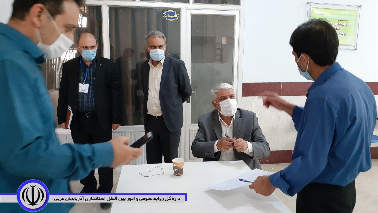 بازدید منوچهر شاکر فرماندار شهرستان از حوزه های برگزاری آزمون سراسری در حوزه شهرستان