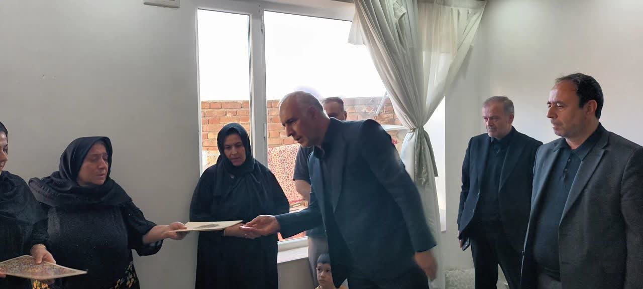 دیدار فرماندار شهرستان نقده بهمراه مسوولین استانی با جمعی از خانواده های شهدای حمله اخیر امریکای جنایتکار و رژیم صهیونیستی به نقاطی در نقده + تصاویر