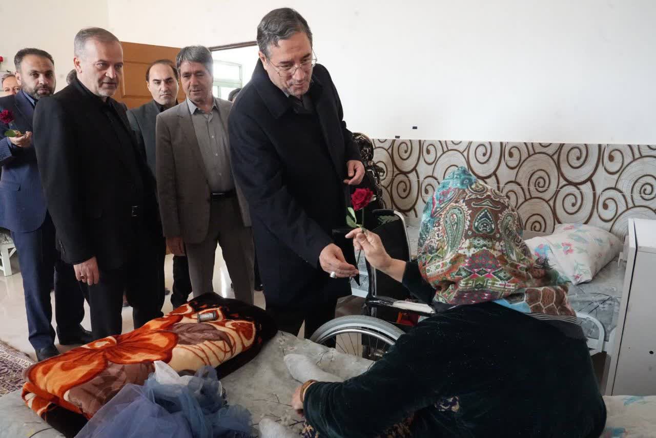 دیدار استاندار آذربایجان‌غربی و فرماندار نقده با مادران سالمند در این شهرستان + تصاویر